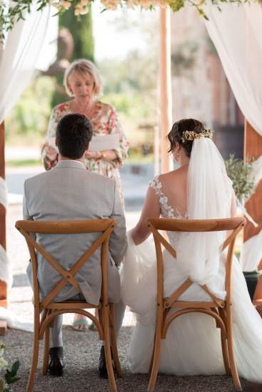 Domaine Mariage Var · Clos des Roses à Fréjus dans le Var · Couple qui s'embrasse 